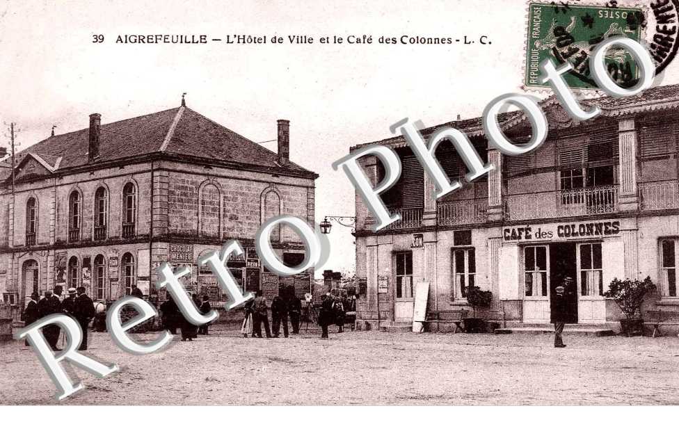 l'hotel de ville et le cafe des Colonnes