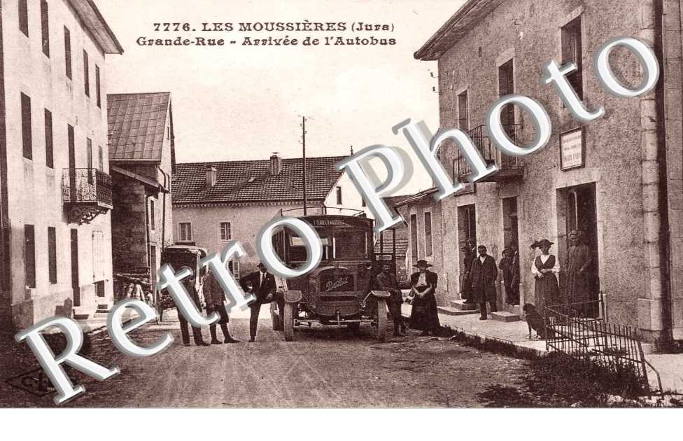 Grande rue - arrivee de l'autobus