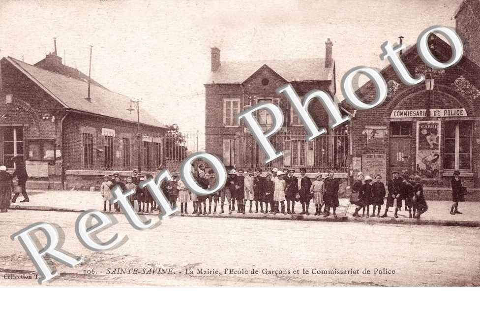 la Mairie, l'Ecole des Garçons et le Commissariat de Police