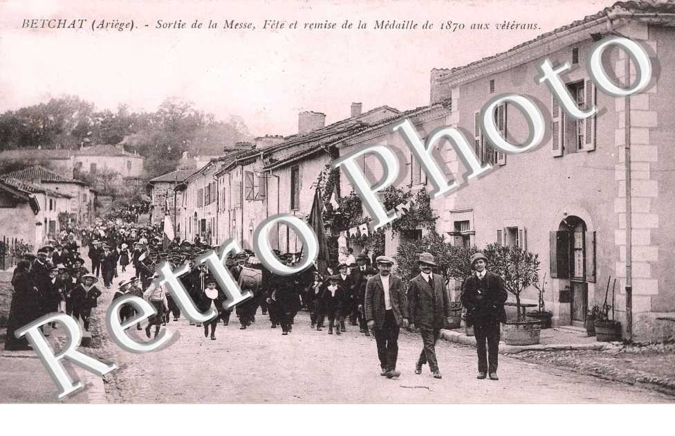 sortie de la messe et remise de la medaille de 1870 aux veterans