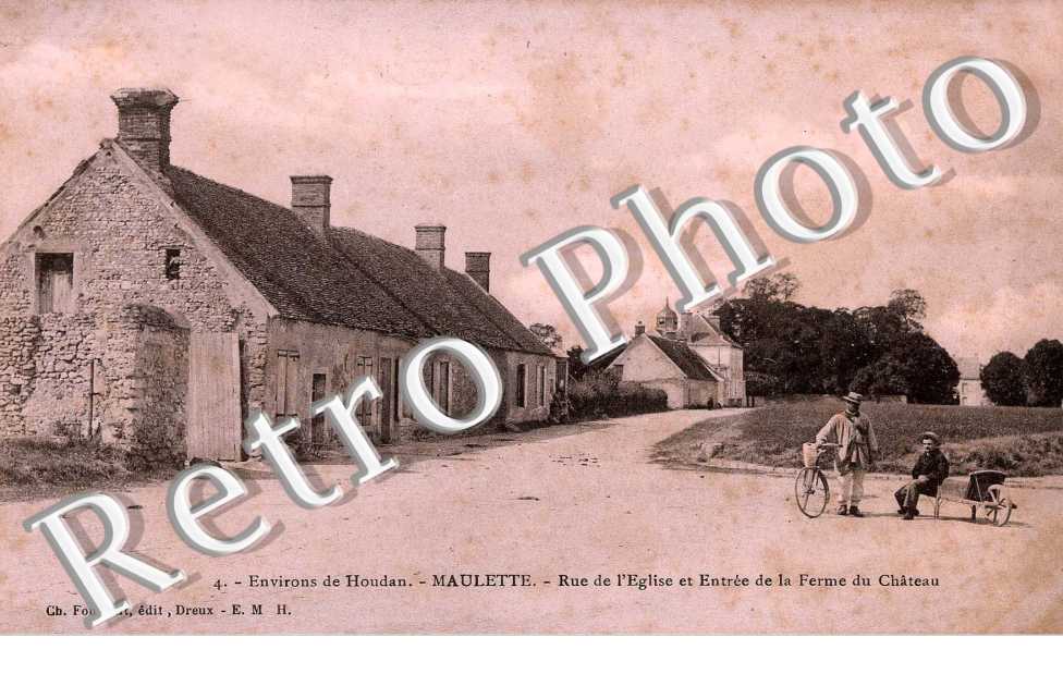 Rue de l'Eglise et Entree de la Ferme du Chateau