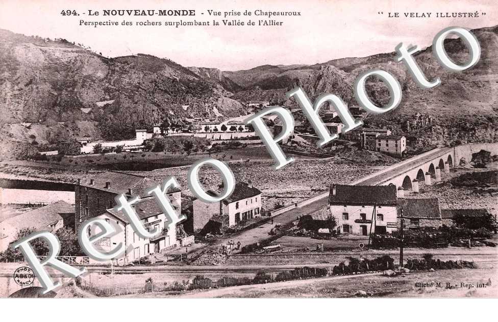 vue prise de Chapeauroux - perspective des rochers surplombant la vallee de l'Allier