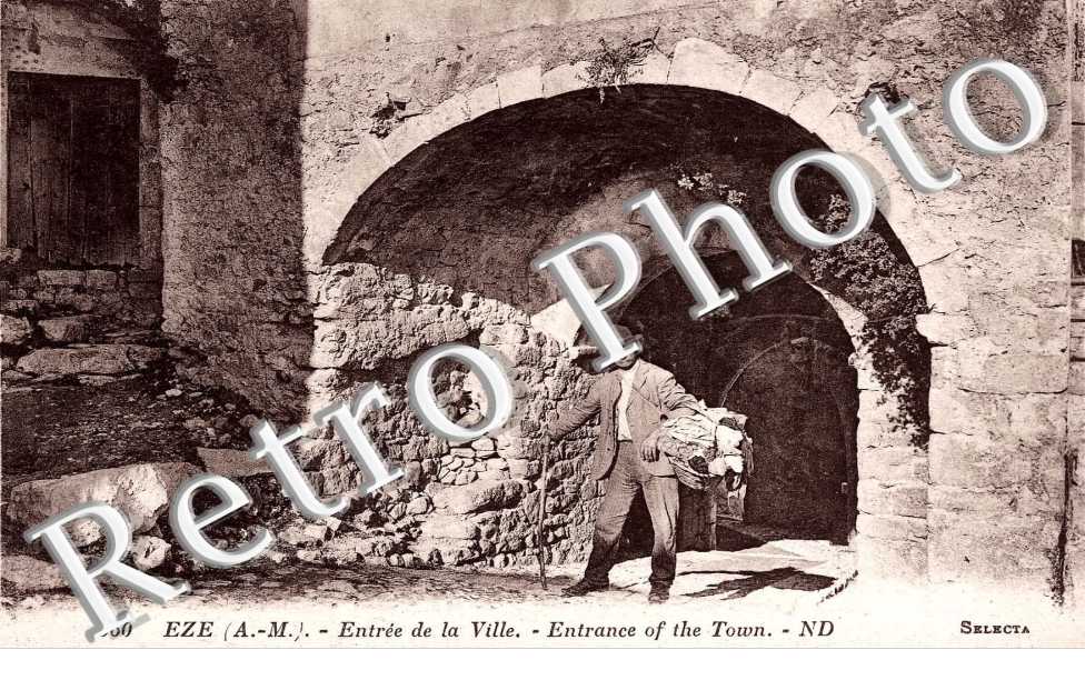 Entree de la ville Entrance of the town