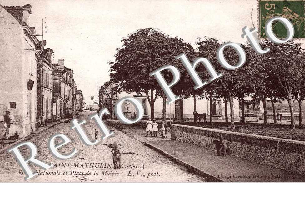 Route nationale et place de la mairie