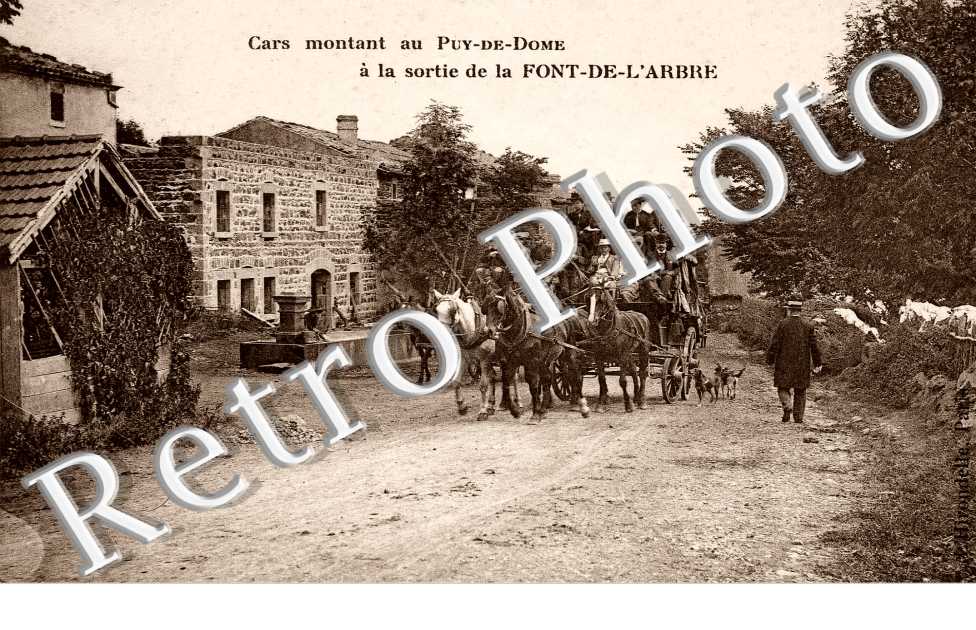 Cars montant au Puy de Dôme à la sortie de la Font-de-l'Arbre
