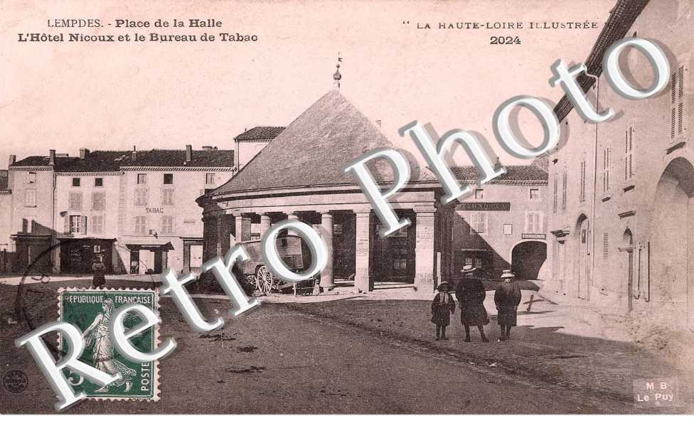 place de la halle, l'hotel nicoux et le bureau de tabac