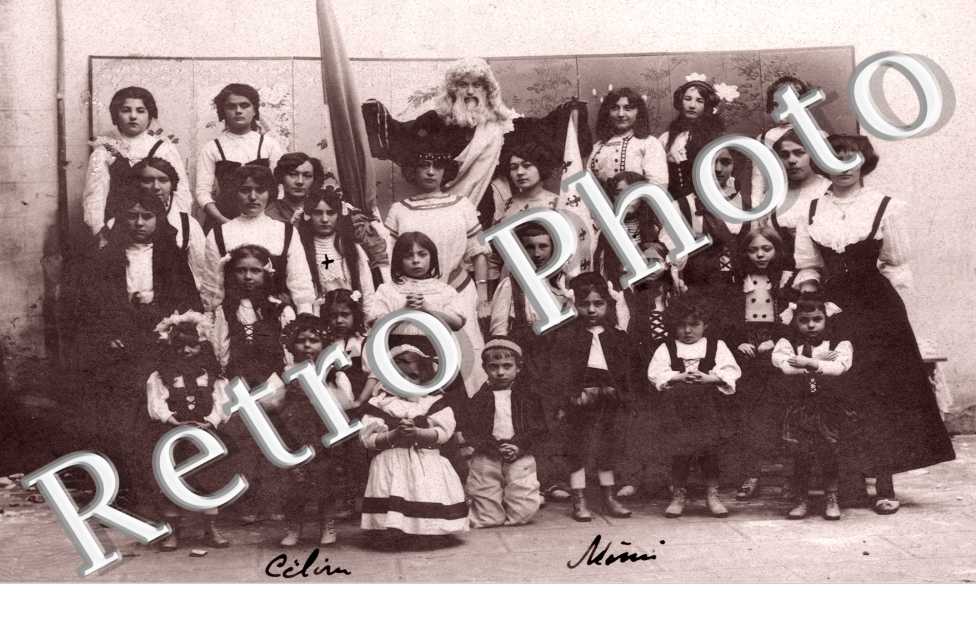 ( groupe d'eleves de theatre)