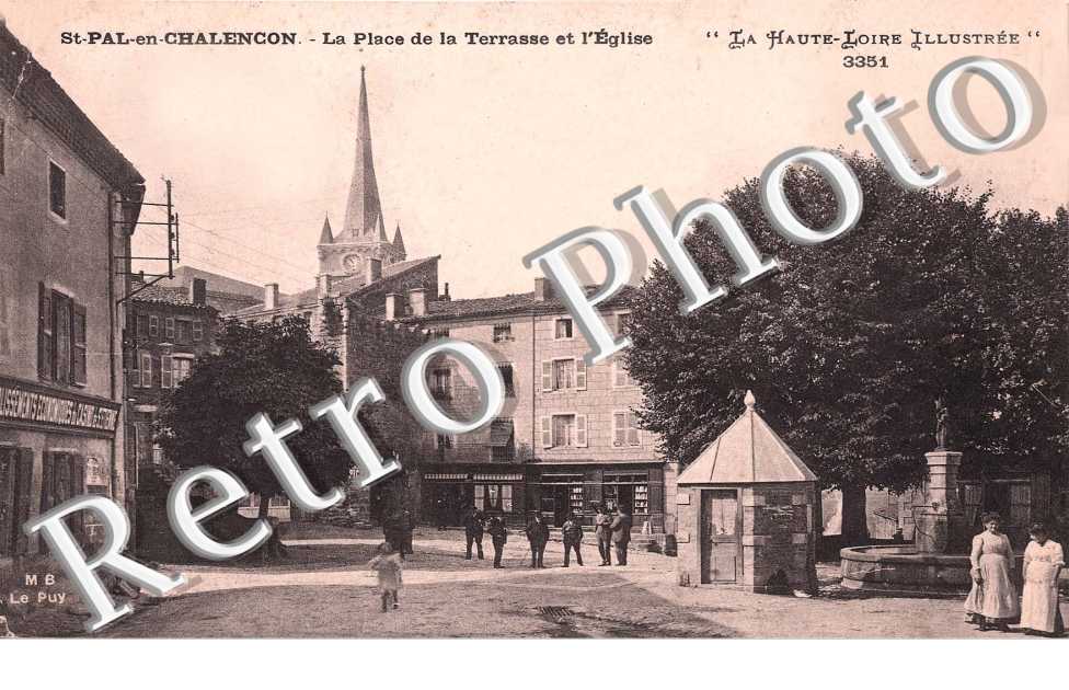 LA PLACE DE LA TERRASSE ET L'EGLISE