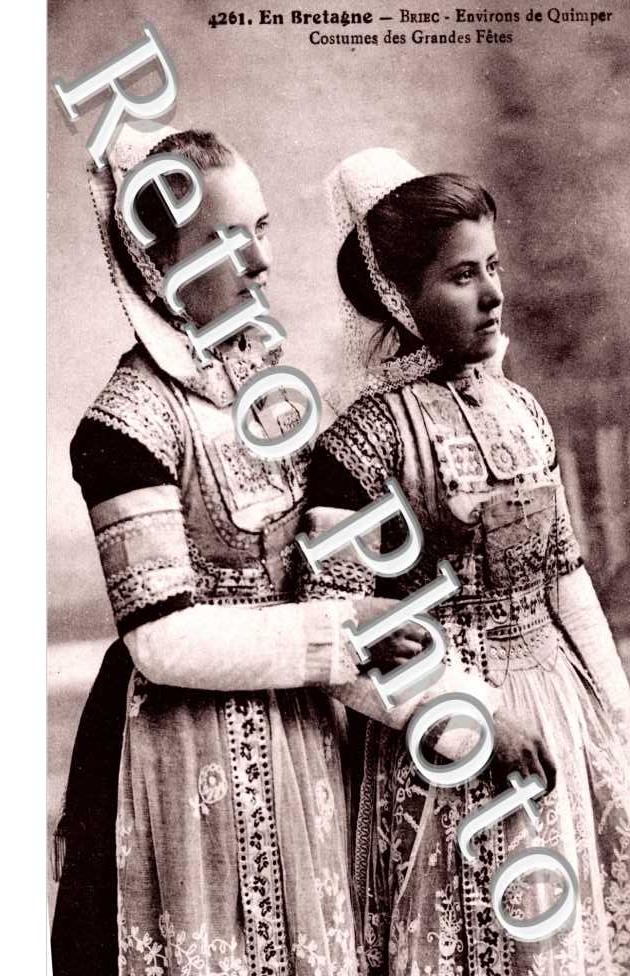 Jeunes Filles en costume de Fete