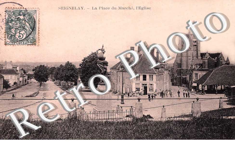 la place du marche et l' eglise