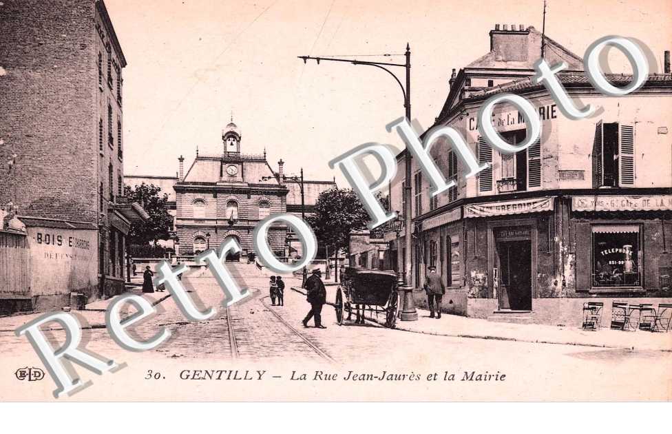 La Rue Jean Jaures et la Mairie