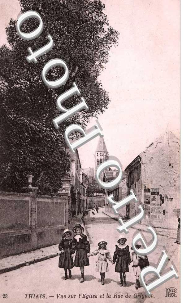 vue sur l'eglise et la rue de Grignon