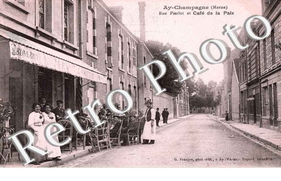 rue Pierlot et cafe de la Paix