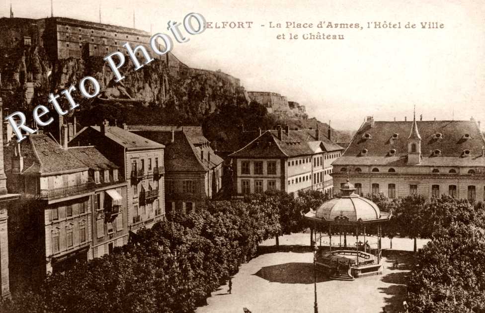 LA PLACE D'ARMES, L'HOTEL DE VILLE ET LE CHATEAU 