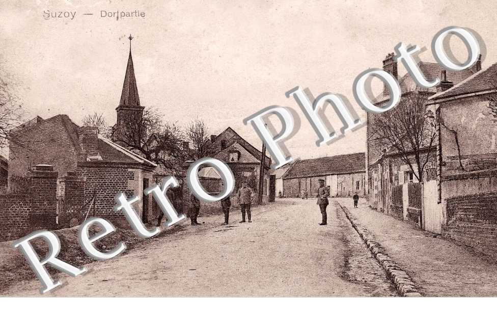une rue avec militaires allemands