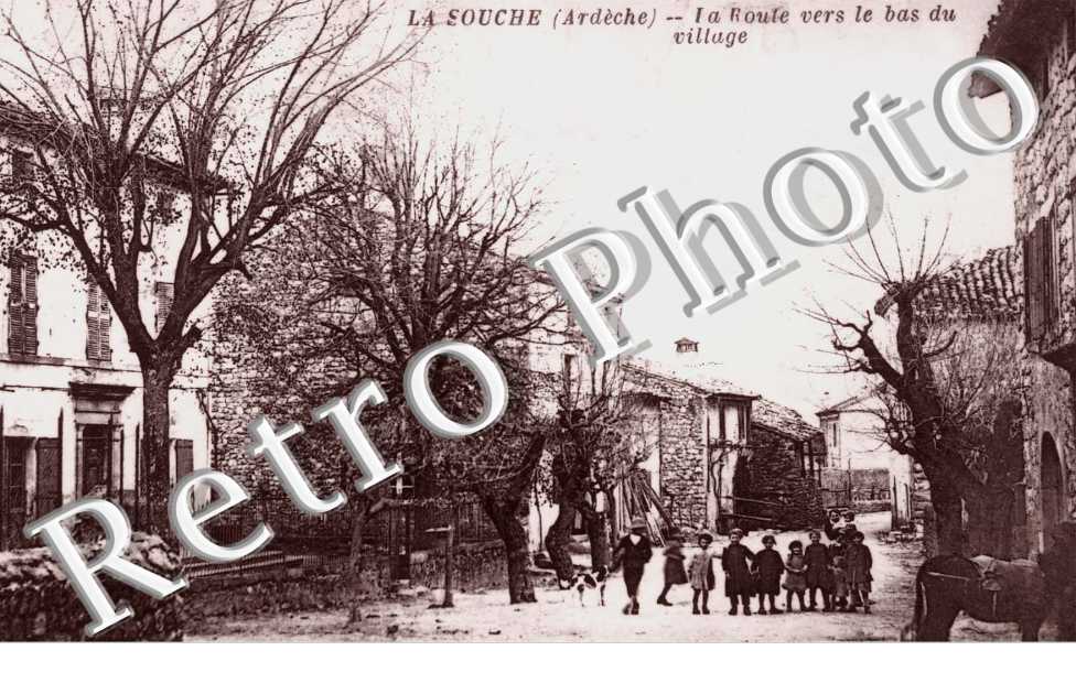 la route vers le bas du village