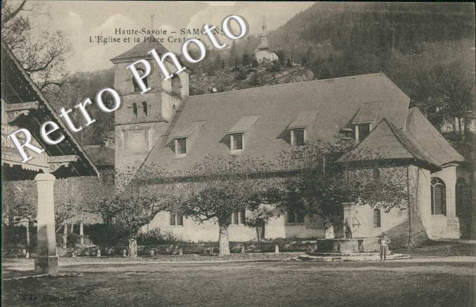 L'EGLISE ET LA PLACE CENTRALE