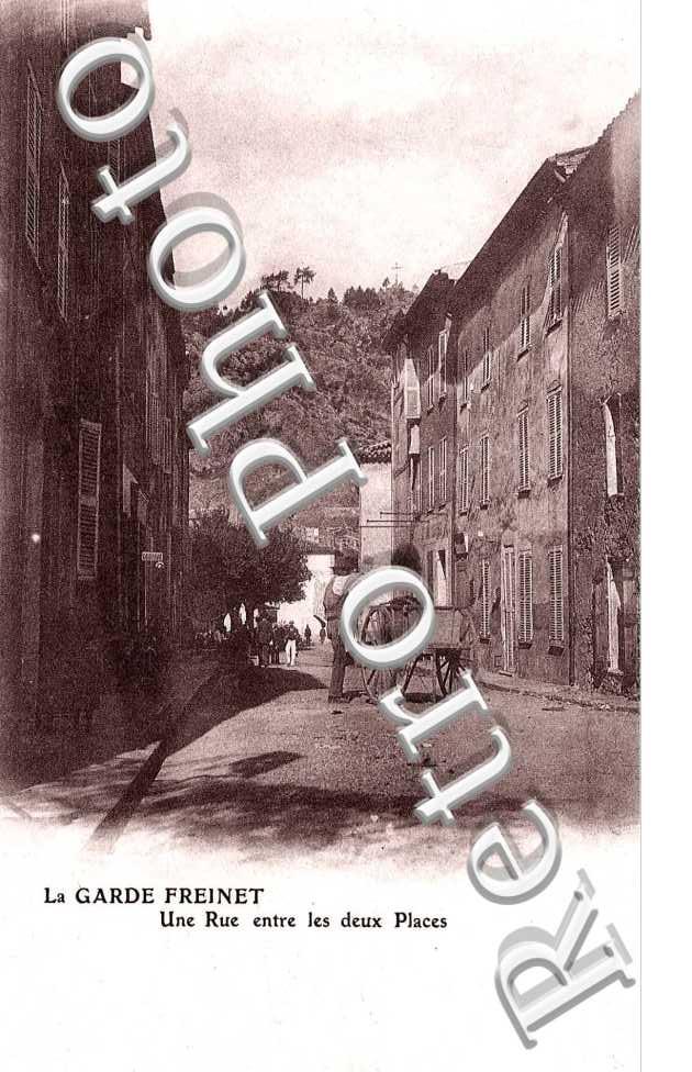 Une rue entre les deux places