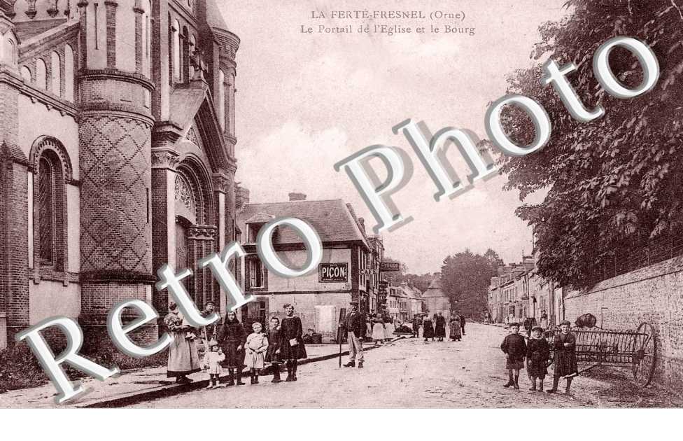 le portail de l'eglise et le bourg