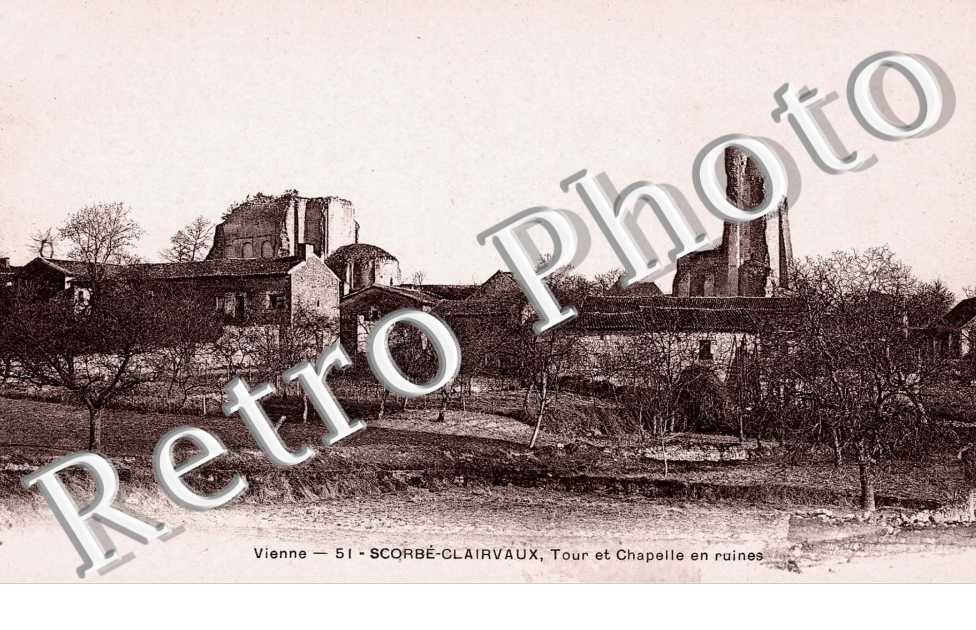 Tour et chapelle en ruines