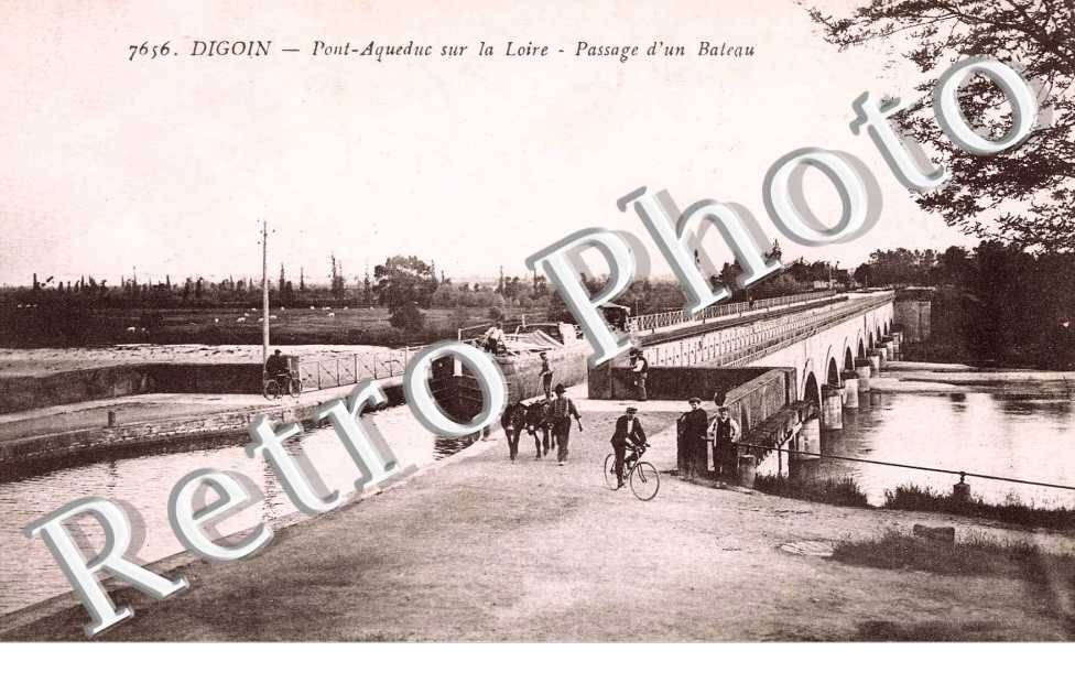 Le pont Aqueduc sur la Loire - passage d'un bateau