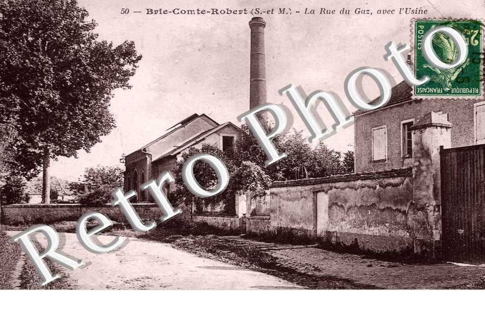 La rue du gaz avec l'usine
