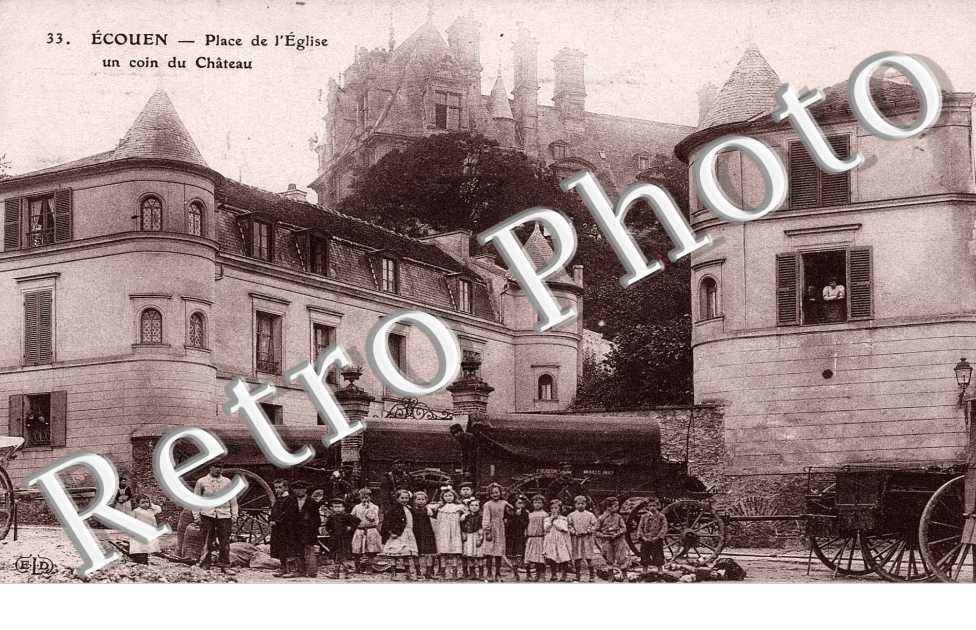 Place de l'eglise - un coin du chateau