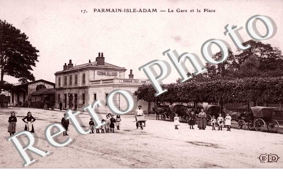 La gare de Parmain  et la place
