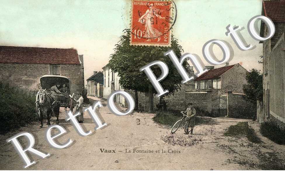 Vaux - La fontaine et la croix (couleur)
