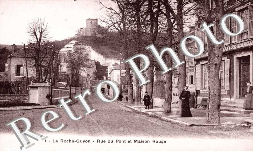 Rue du pont et maison rouge