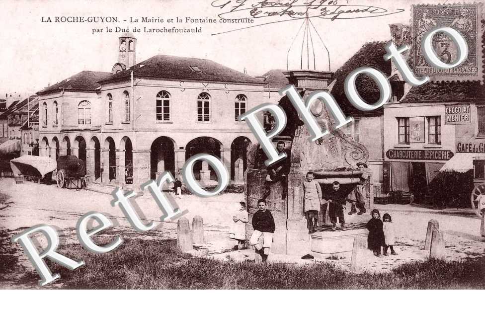 La mairie et la fontaine construite par le duc de Larochefoucauld