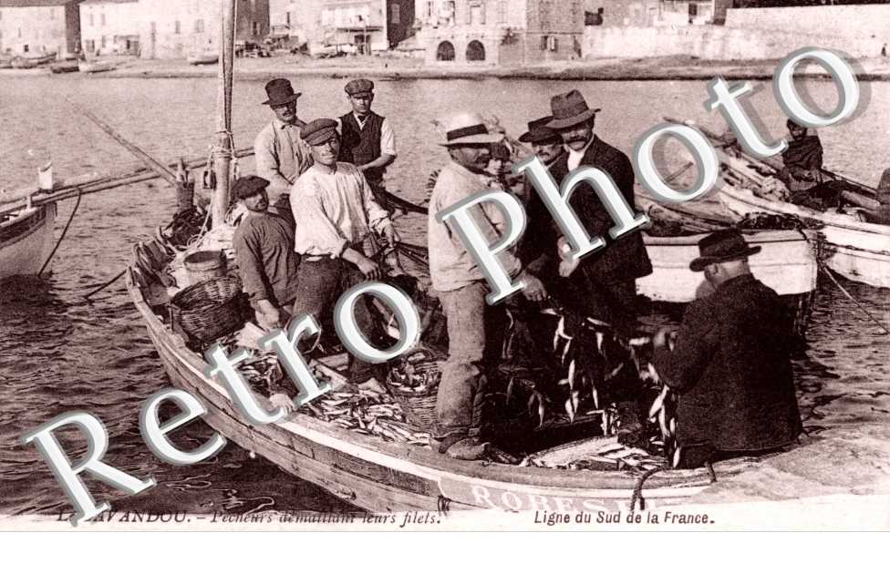 PECHEURS DEMELLANT LEURS FILETS