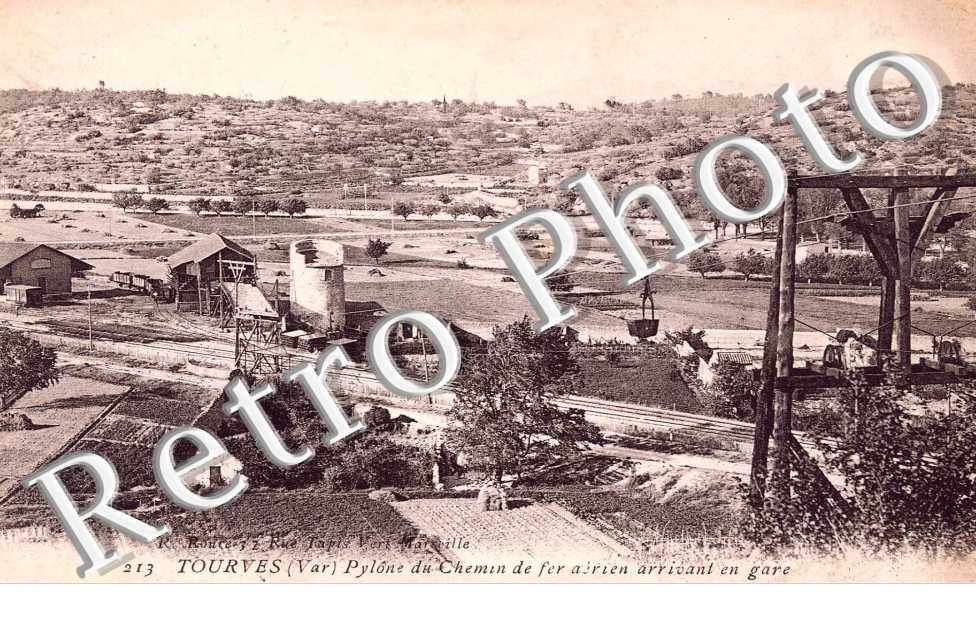 Pylone du chemin de fer aerien arrivant en gare
