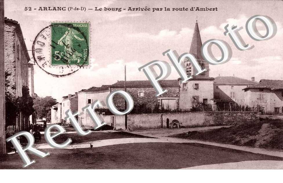 Le bourg - arrivee par la route d´Ambert