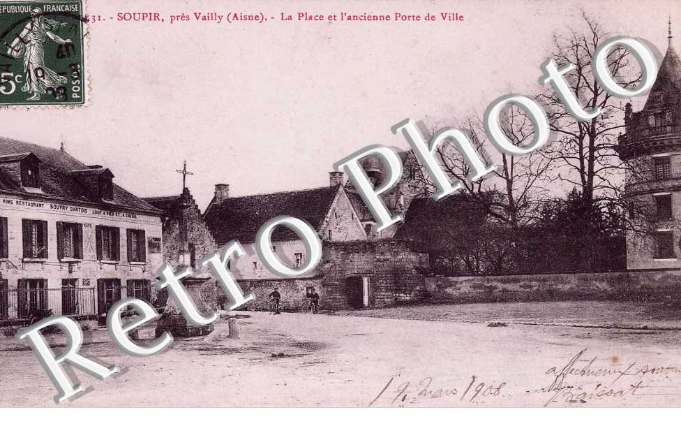 La place et l'ancienne porte de la ville