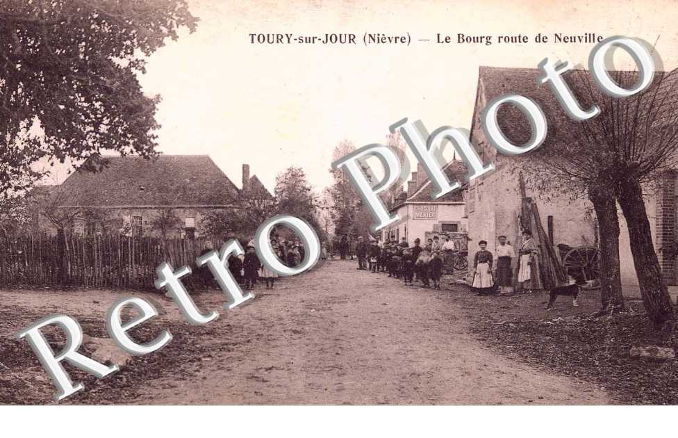 Bourg route de Neuville