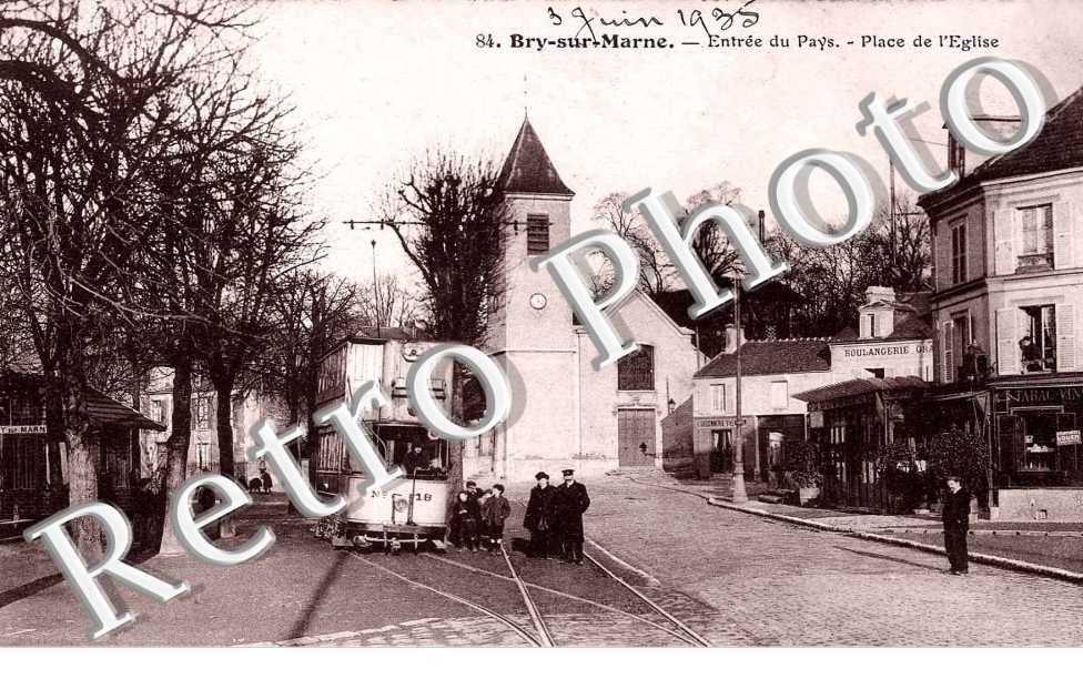 Entree du pays - place de l'eglise - tramway