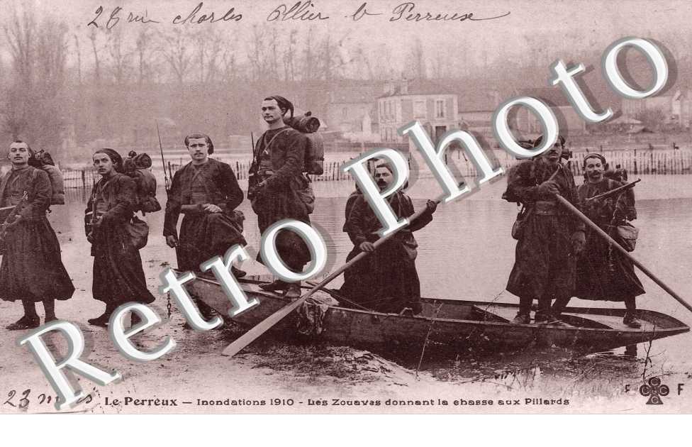 (LE)  Inondation janvier 1910 - Les Zouaves donnant la chasse aux pillards