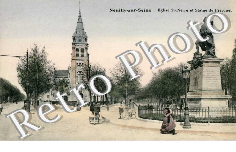 EGLISE SAINT PIERRE ET STATUE DE PERRONET