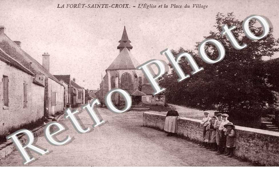 L'EGLISE ET LA PLACE DU VILLAGE