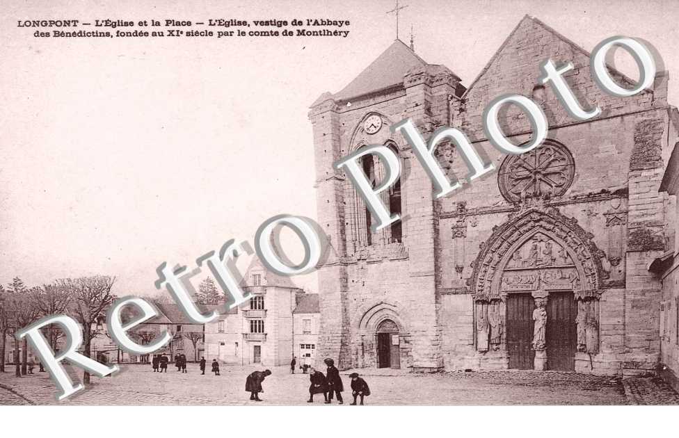 L'eglise et la place - vestige de l'abbaye des benedictins