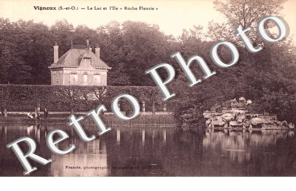 Le Lac et l'Ile ''Roche Fleurie''