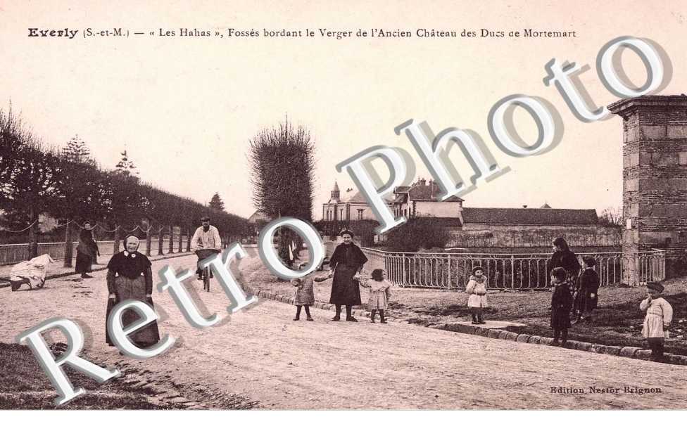 les "hahas", fosses bordant le verger de l'ancien chateau des ducs de Mortemart