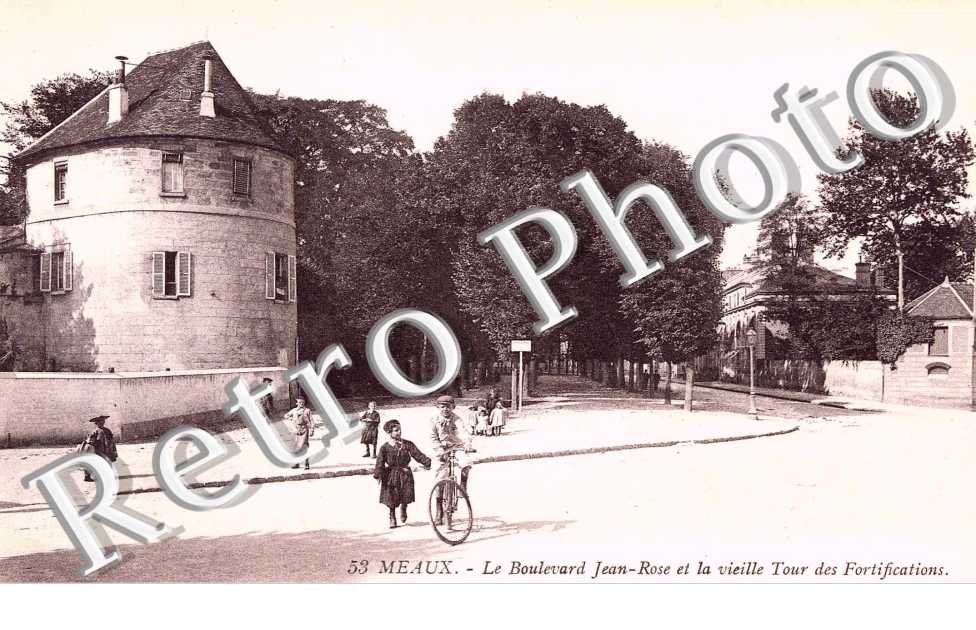 le boulevard Jean Rose et la Vieille Tour des Fortifications