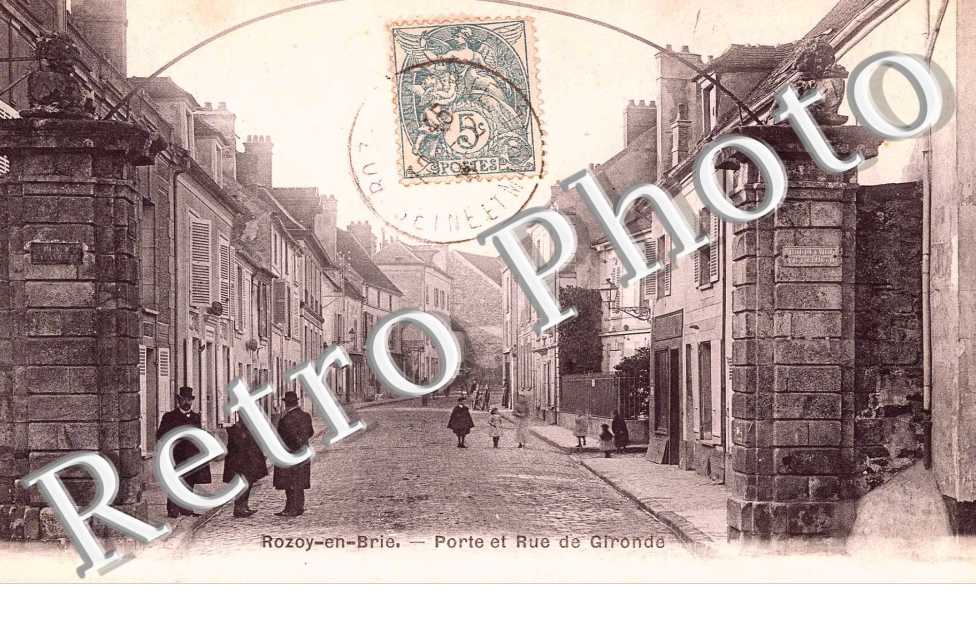 Porte et rue de Gironde