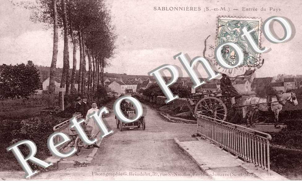 Entree du pays - attelage  de cheval - automobile