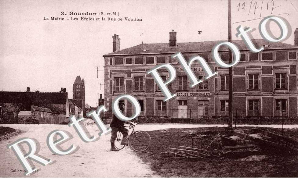la mairie, les ecoles et la rue de Voulton