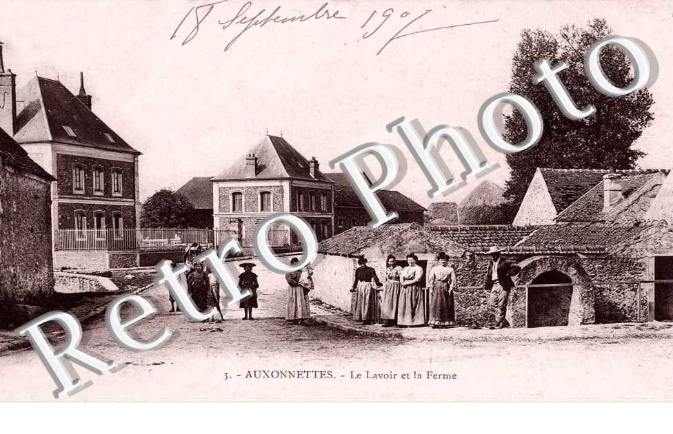 AUXONNETTES  -  Le lavoir et la ferme