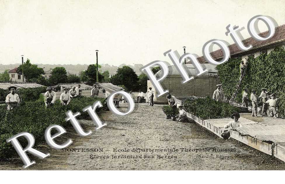 ecole Th. Roussel eleves jardiniers aux serres