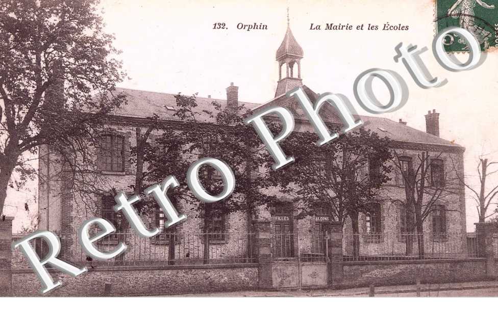LA MAIRIE ET LES ECOLES